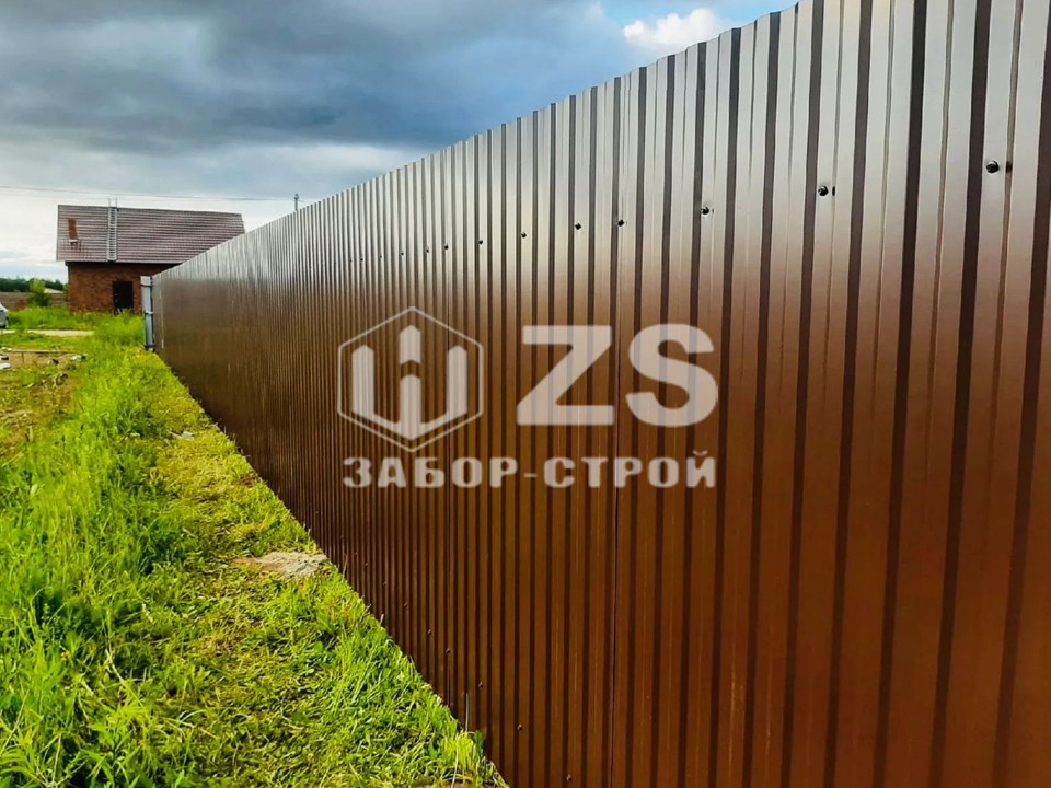 забор из профнастила с утрамбованным щебнем  200 метров